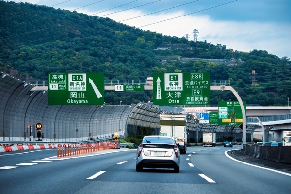 【閲覧注意】女さん「高速で車動かなくなったンゴ…三角表示板無いし代わりにジャッキ置いといたろ！」→結果…とんでもないことに・・