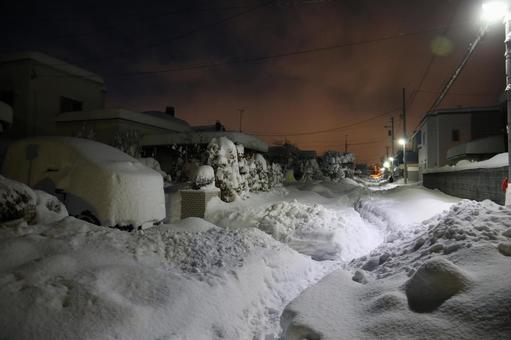 【豪雪】「雪がここまで降ると怖い」短時間大量積雪に青森県民すらビビってしまう…