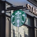 カップにメッセージ。スターバックス店員が少女に救いの手を差し伸べる