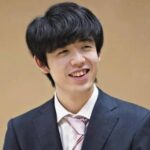 【画像】藤井聡太さん、とんでもない浮かれ写真を撮られてしまうﾊﾟｼｬ!→想像以上に浮かれてるぞｗｗｗｗｗ