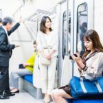 【時代】若者「スマホがない2010年って、電車の時間みんな何やってたの？？？」