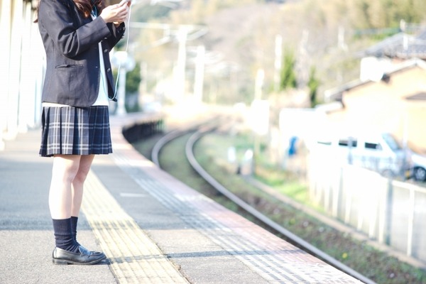 【画像】駅のホームに『ガチで超ヤベー女子高生がいた！！』ﾊﾟｼｬ！！結果ｗｗｗｗｗｗｗｗｗ