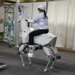 一方日本では、人が乗れるヤギ型ロボットが開発されていた。川崎重工「Bex」