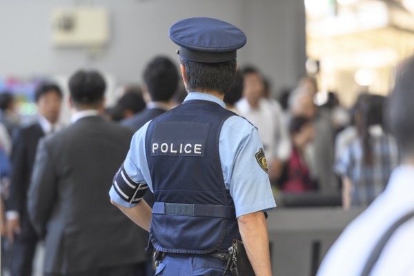 警察「君学生？今何時か知ってる？補導の時間だけど…」ワイ(30)「あっ30歳です・・・」→結果・・・