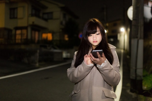 【悲報】女さん、歩きスマホでやらかすｗｗｗｗｗｗｗｗｗｗｗｗｗｗ