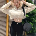 【画像】日本人｢インスタ映えする場所で撮らなきゃ…｣ ロシア美女｢ここでいいわ｣→ﾊﾟｼｬ!!