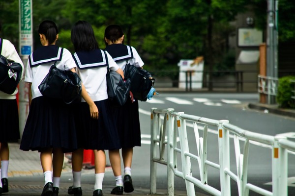 【悲報】女子中学生(13)、深夜のコンビニに行くもヤバイ奴に絡まれてしまう・・・