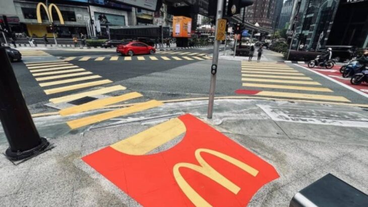 そりゃ導かれるわ。マレーシアの新名所、マクドナルドのフライドポテト横断歩道