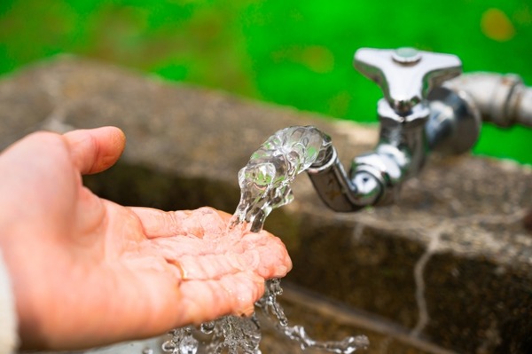 【悲報】Twitter民「この水飲み場、拷問されてるみたいでゾッとした」→ﾊﾟｼｬ30万ｲｲﾈ