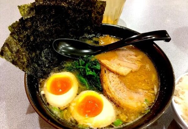 【画像】家系ラーメンに週一で通うやつの手、明らかにおかしいんだがｗｗｗｗｗｗｗｗｗｗｗｗｗ