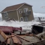 家がまるごと海に飲み込まれる衝撃映像