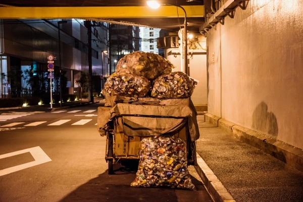 【画像】朝5時の西成の闇市、もうめちゃくちゃで草ｗｗｗｗｗ