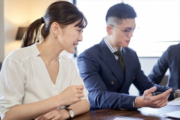 ババア先輩(31)「ねぇ、うちに来ない？内緒の話聞かせてあげるｗ」ワイ(25)「ヒエッ…」→結果…