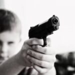 銃を持った12歳少年がガソリンスタンドで発砲、アメリカの銃犯罪の闇