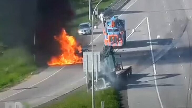 ド直球に追突。高速道路に停止していた車にトラックが後ろから突っ込み炎上