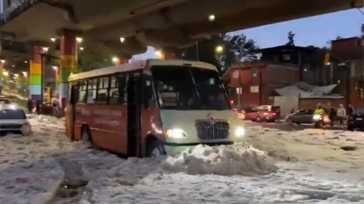 信じられないだろ？これ夏なんだぜ。雪景色のように見えるメキシコを襲った大量の雹