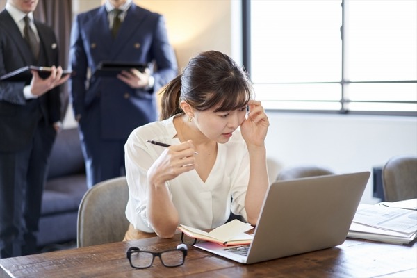 【呆然】20代の女子社員に給料42万出した結果・・・・。