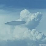 典型的なUFO型。空に浮かぶ巨大な円盤型の飛行物体が雲間から目撃される