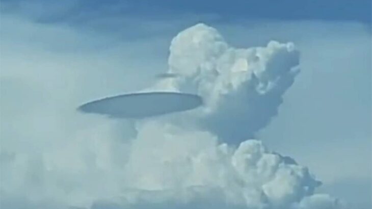 典型的なUFO型。空に浮かぶ巨大な円盤型の飛行物体が雲間から目撃される