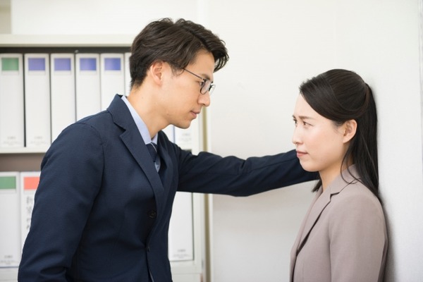 【悲報】弊社の新人社員(23)、ベテラン一般職女子社員(38)を孕ませて退職に追い込んでしまう…ｗｗｗ