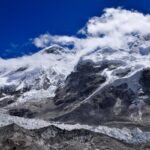 【画像】登山家、仲間が死んだ場合、谷底に突き落とす←これ。。