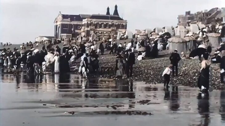 今のような水着がなかった時代。1900年前後のフランスの海水浴の様子をカラー映像で