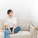 彼女「部屋あがってて～w」ワイ「おっ、本棚あるじゃん。どれどれ……」→結果・・・・