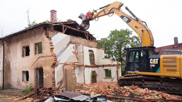 解雇された腹いせにパワーショベルで高級住宅を破壊した労働者