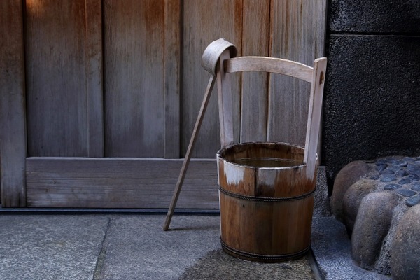 【悲報】日本人さん、打ち水が逆効果なのを知らない…