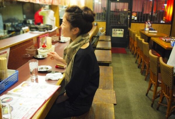 居酒屋のカウンターで一人で飲んでた→隣の女と話し込んでしまった結果・・・。