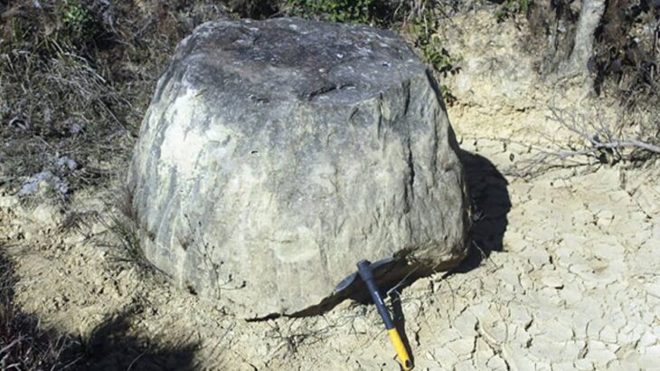 インドで発見された未知の遺跡に巨大な石壺