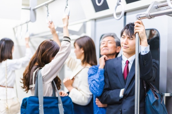 【悲報】満員電車で女子中学生から腕を掴まれたオッサンの末路…想像以上にヤバすぎるｗｗｗｗｗ