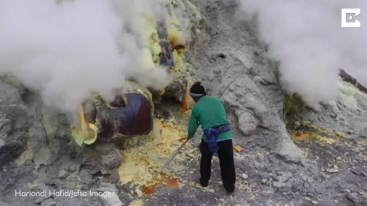 世界で最も過酷な仕事の1つ。活火山で硫黄採掘