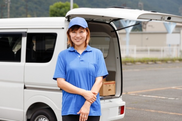 引越し業者「終わりました！ご利用ありがとうございました～！」俺「こちらこそありがとうございました」業者「……ﾆｺﾆｺ」俺（？）