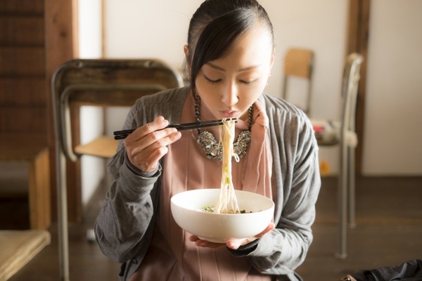 ワイ「女の子がラーメン食べてる絵を描いて」AI「イーヨ」