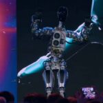 イーロン・マスクがヒューマノイドロボットのプロトタイプをついに公開