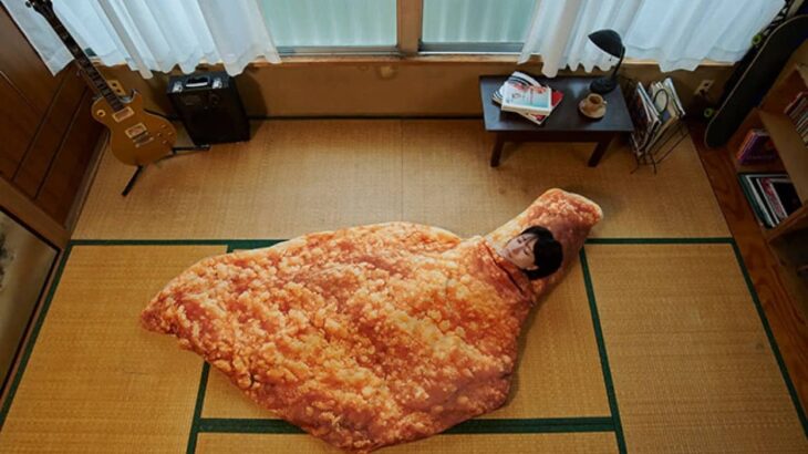 大好きなチキンに包まれて～ 睡眠中の飢えをしのげる「巨大モスチキン寝袋」が抽選で当たるキャンペーン