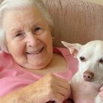 「一緒にいてくれてありがとう！」100歳のジョハンナお祖母ちゃんと保護犬グッチのハッピーライフ