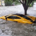 一億円以上がどんぶらこっこ、洪水に流されたマクラーレンの悲惨な風景。