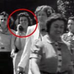 タイムトラベラー？1938年の映像に携帯電話で話しているっぽい女性の姿を確認