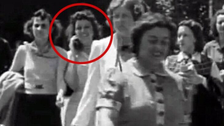 タイムトラベラー？1938年の映像に携帯電話で話しているっぽい女性の姿を確認