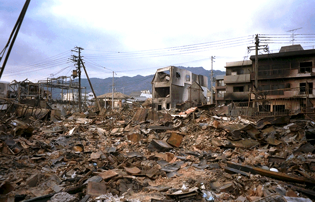 【大地震】阪神大震災ってなんであんなに犠牲者や仮設住宅の人が出たの？大阪と目と鼻の先じゃん