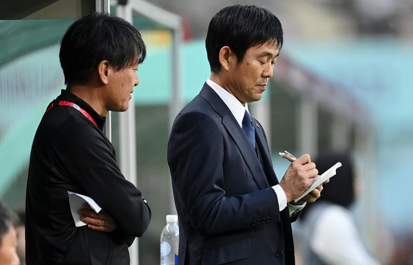 【画像】森保監督が試合中にとっていたメモの内容がヤバすぎて全世界が震撼ｗｗｗｗｗｗ