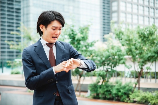 新人「すみません人身事故で遅れました…」ワイ「それっていいわけにならないよね？」ｷﾞﾛｯ!!→結果ｗ