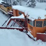 トランスフォーマーロボかな？線路を除雪しながら走る列車のドローン映像