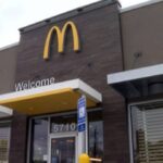 マクドナルドのトイレで産気づいた主婦。従業員らの介助を得て無事出産