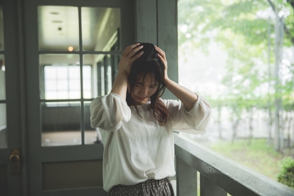 【画像】女子「彼氏の部屋に行ったらこんな本棚が布で隠されてた。その日のうちに別れました…(笑)」