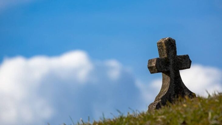 土葬した人間の遺体が分解するのにどれくらい時間がかかるのか？