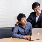 上司「あのさ、いつも始業時間の5分前に会社くるのやめない？」新入社員「え？なんでですか？」