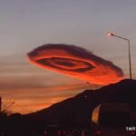 終末的光景すぎて絶句。トルコ上空に出現した赤色に染まるUFOみたいなレンズ雲